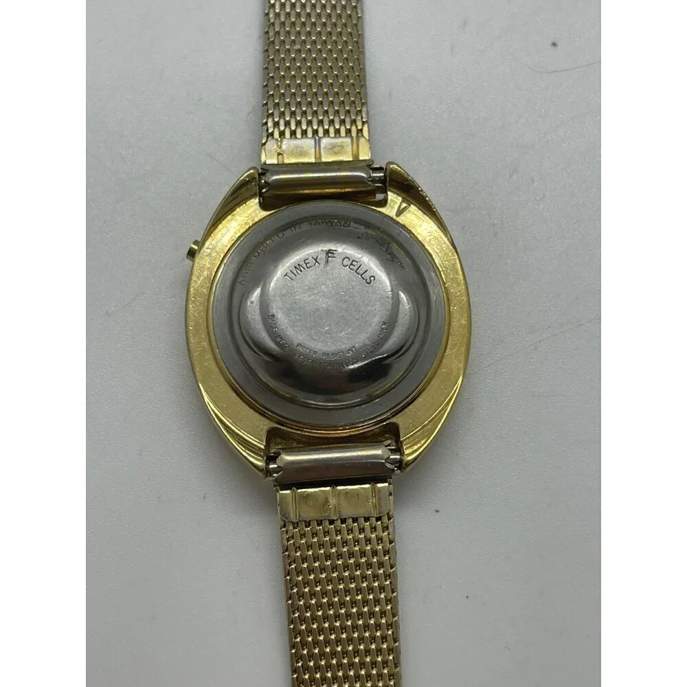 Vintage TIMEX RED LED Digital Ladies Women's Wristwatch Round Gold Tone SSC